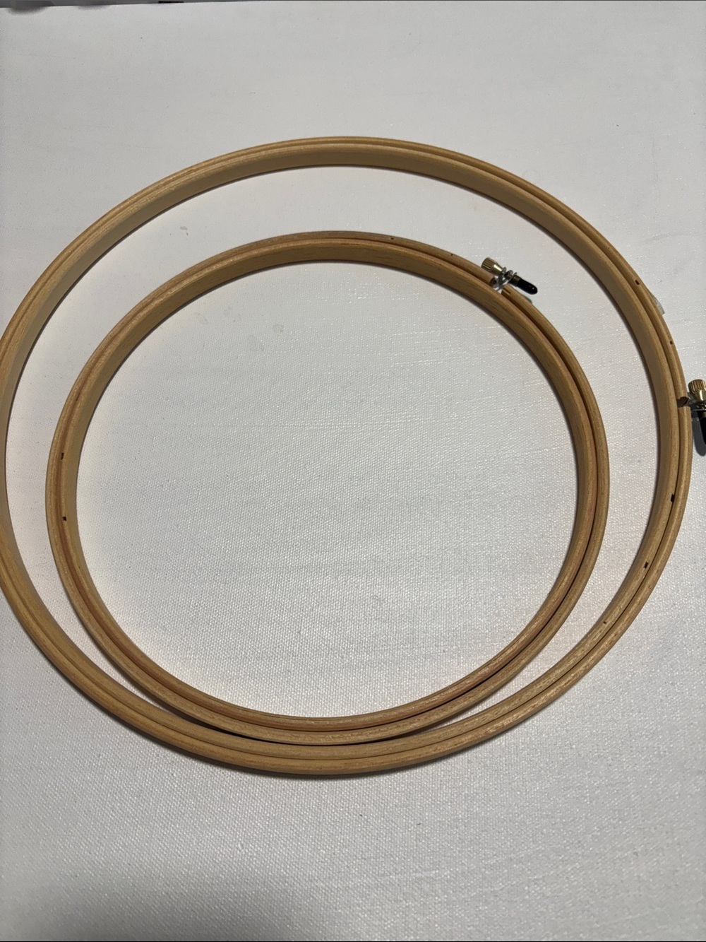 Wooden Embroidery Hoops Set with Adjustable Screws - Natural Wood